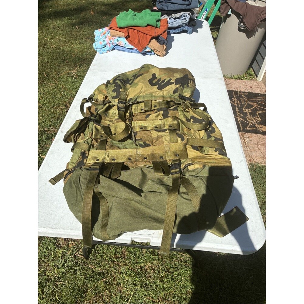 field pack large SP0100-96-C-4030 with internal frame broken track see pictures
